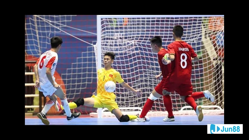 Thủ môn tiến lên để bắt bóng trong